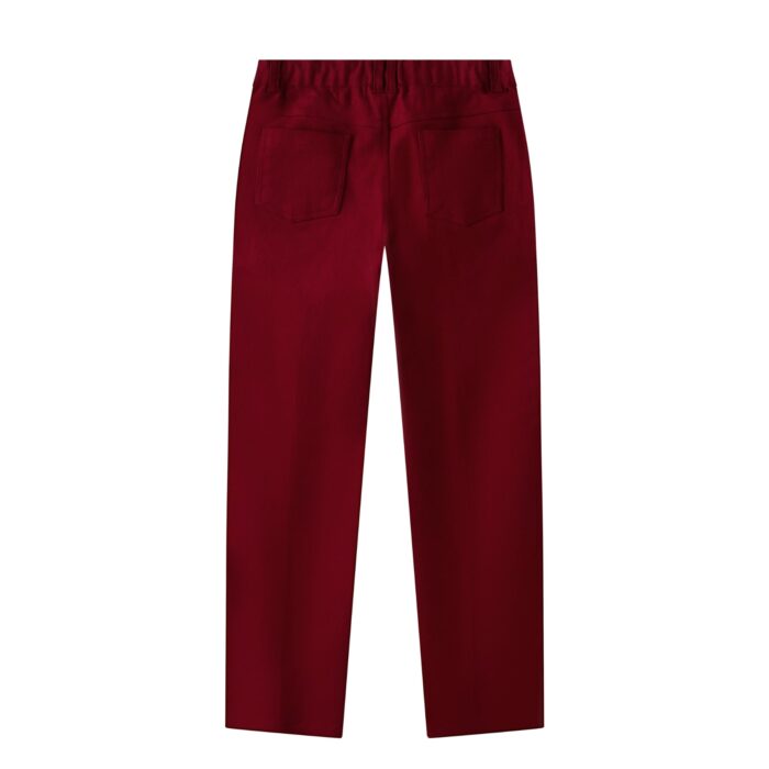 Un Très Beau Pantalon Coupe Chino en Coton Rouge Bordeaux de la Marque de Mode Française Chic pour Enfant La Faute à Voltaire. Vous aimerez les Détails comme le Biais de Coton Noir sur les Poches Raglan, l'Écusson La Faute à Voltaire à l'Angle d'une Poche, le Confort de cette Coupe Ample aux Cuisses pour les Garçons et Ados de 2 à 16 ans, Resserré aux Chevilles, l'Élastique Intérieur qui permet d'Adapter la Largeur de la Taille. Ruban Décoratif Bleu, Blanc, Rouge à l'intérieur de la ceinture ainsi que de chaque côté de l'intérieur du bas du pantalon pour pouvoir le rouler vers l'extérieur si le pantalon est trop Long avec une petite Fantaisie.