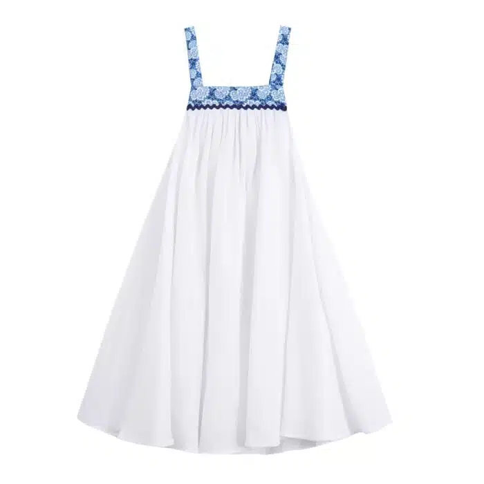 Très jolie robe de cortège ample et à bretelles pour filles et ado en coton crêpe blanc et col carré doublé de coton fleuri bleu roi, de la marque de mode pour enfant LA FAUTE A VOLTAIRE