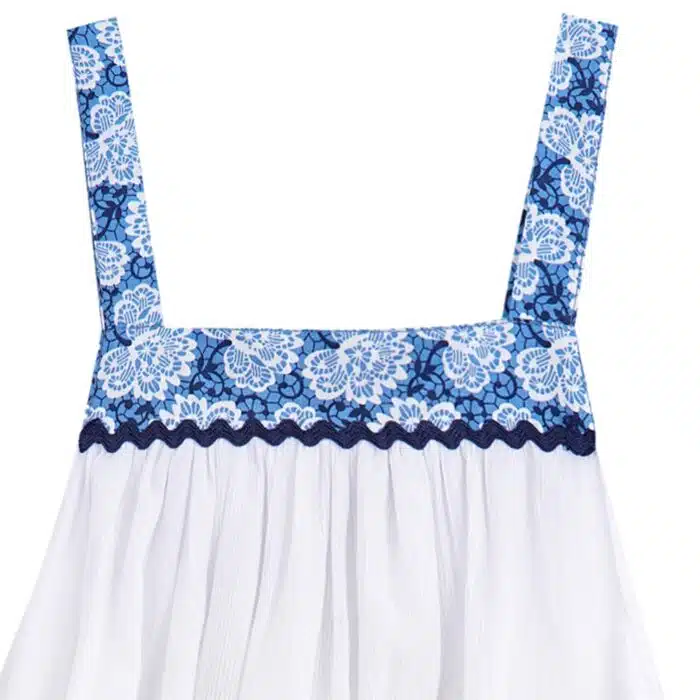 Très jolie robe de cortège ample et à bretelles pour filles et ado en coton crêpe blanc et col carré doublé de coton fleuri bleu roi, de la marque de mode pour enfant LA FAUTE A VOLTAIRE