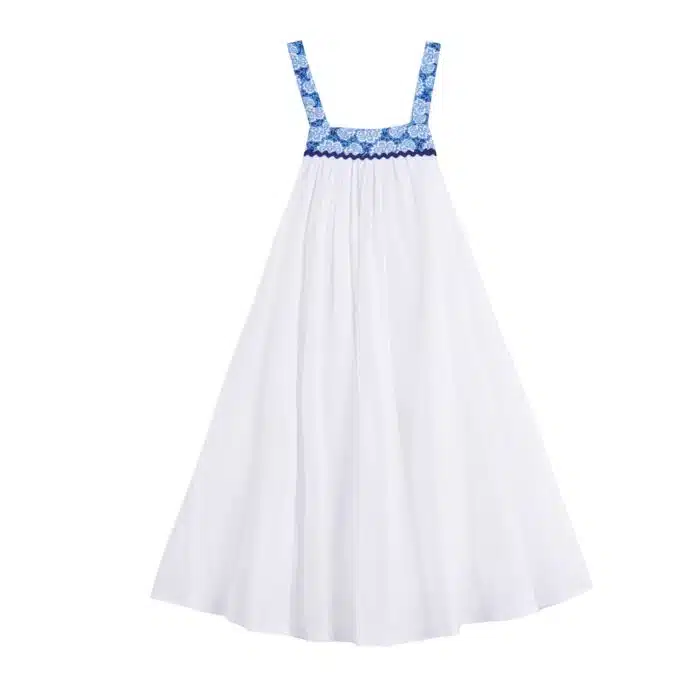 Très jolie robe de cortège ample et à bretelles pour filles et ado en coton crêpe blanc et col carré doublé de coton fleuri bleu roi, de la marque de mode pour enfant LA FAUTE A VOLTAIRE