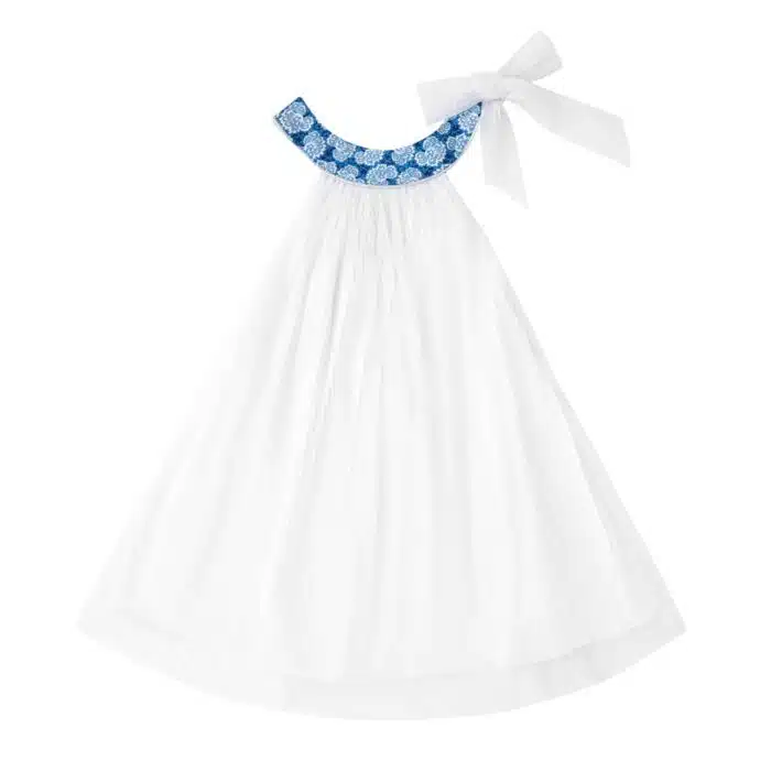 Magnifique robe qui tourne de cérémonie en voile blanc et col arrondi en coton fleuri liberty bleu roi. De forme ample et fluide, elle sied à toutes les morphologies. Pour filles et ados de 2 à 16 ans de la marque de mode pour enfants LA