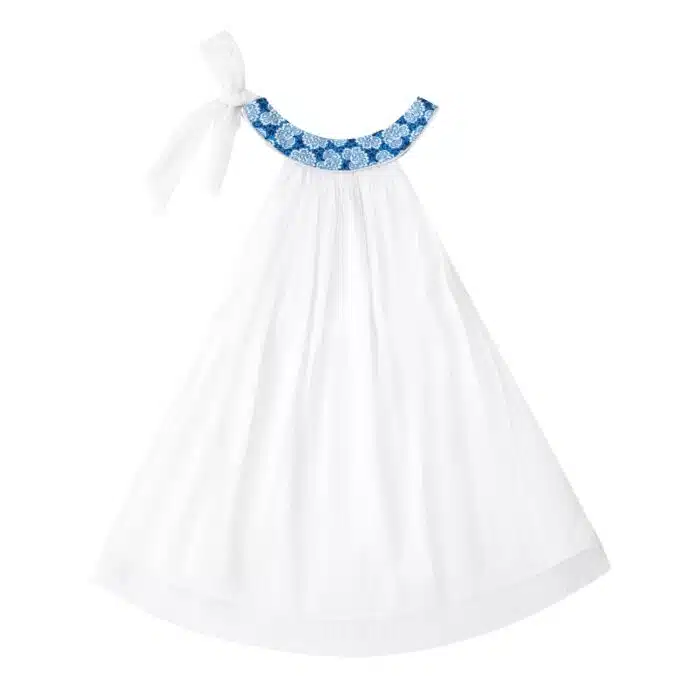Magnifique robe qui tourne de cérémonie en voile blanc et col arrondi en coton fleuri liberty bleu roi. De forme ample et fluide, elle sied à toutes les morphologies. Pour filles et ados de 2 à 16 ans de la marque de mode pour enfants LA