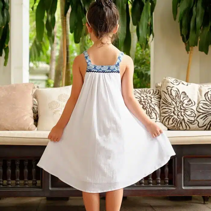 Très jolie robe de cortège ample et à bretelles pour filles et ado en coton crêpe blanc et col carré doublé de coton fleuri bleu roi, de la marque de mode pour enfant LA FAUTE A VOLTAIRE