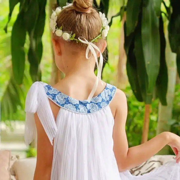 Magnifique robe qui tourne de cérémonie en voile blanc et col arrondi en coton fleuri liberty bleu roi. De forme ample et fluide, elle sied à toutes les morphologies. Pour filles et ados de 2 à 16 ans de la marque de mode pour enfants LA