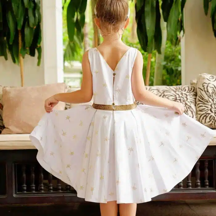 Magnifique robe de cérémonie en lin blanc imprimé palmiers dorés et ceinture paillettes dorées, pour filles et ados de 2 à 16 ans de la marque de mode LA FAUTE A VOLTAIRE