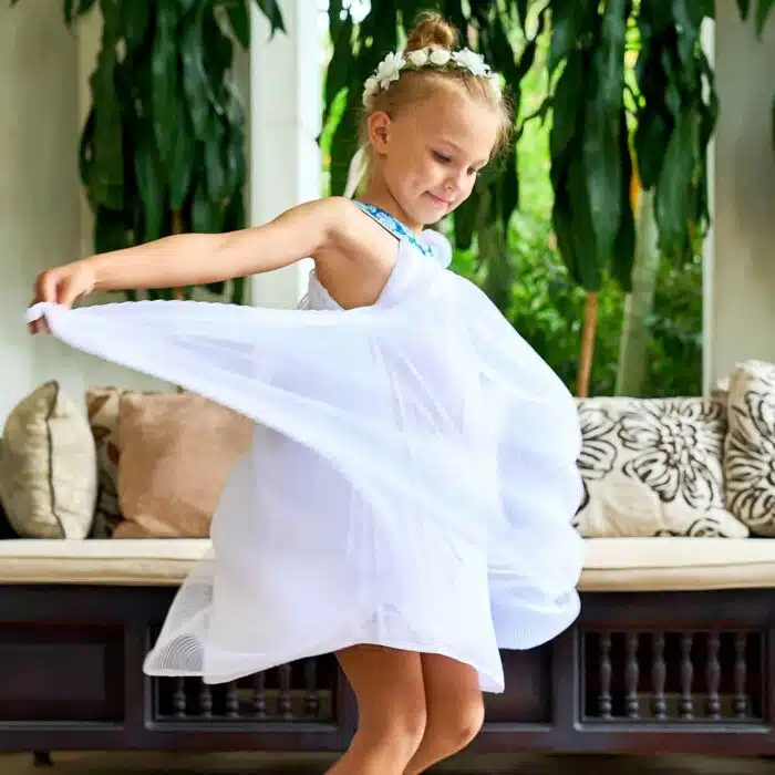 Magnifique robe qui tourne de cérémonie en voile blanc et col arrondi en coton fleuri liberty bleu roi. De forme ample et fluide, elle sied à toutes les morphologies. Pour filles et ados de 2 à 16 ans de la marque de mode pour enfants LA FAUTE A VOLTAIRE