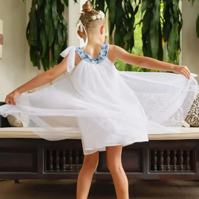 Magnifique robe qui tourne de cérémonie en voile blanc et col arrondi en coton fleuri liberty bleu roi. De forme ample et fluide, elle sied à toutes les morphologies. Pour filles et ados de 2 à 16 ans de la marque de mode pour enfants LA
