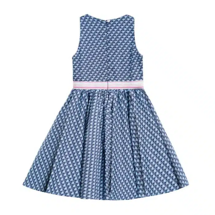 Belle robe qui tourne pour filles de 2 à 16 ans en coton bleu marine imprimé de palmier en bleu clair. Une ceinture à rayures multicolore à paillettes et noeud argenté sur la poitrine, modèle HEPBURN de la marque de mode pour enfants LA FAUTE A VOLTAIRE
