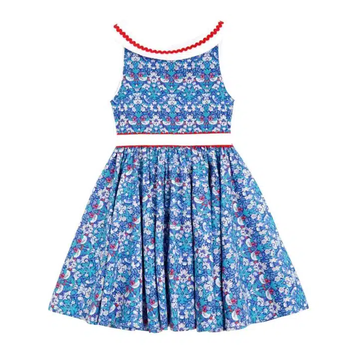Pour un mariage rétro-chic, une fête estivale, on craque pour cette élégante robe d'été qui tourne à l'horizontal à l'imprimé floral et oiseaux bleu marine, vert et rouge, large col bateau blanc avec dentelle en zigzag rouge, ceinture blanche, emmanchure américaine pour filles de 2 à16 ans de la marque de mode pour enfants LA FAUTE A VOLTAIRE