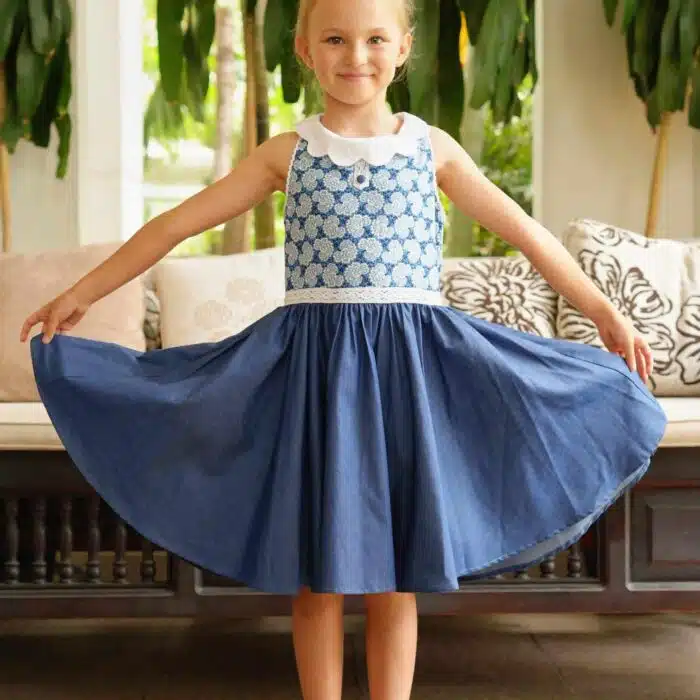 Découvrez la Magnifique Robe de Cérémonie qui Tourne en Coton bleu et Coton Fleuri bleu roi avec Col Blanc Forme Pétale, Ceinture en Dentelle Blanche. Robe de Demoiselle d'Honneur pour filles de 2 à 16 ans de la Marque de Mode pour Enfant LA FAUTE A VOLTAIRE