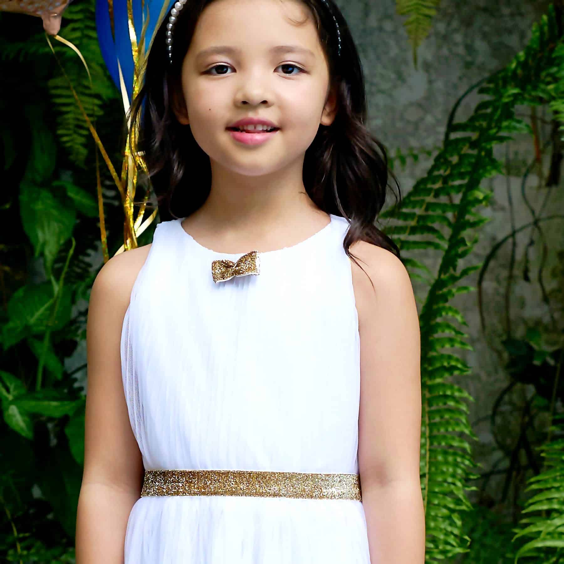 Jolie robe de cérémonie en voile blanc doublé de coton, ceinture et noeud à paillettes dorées, pour filles et ados de 2 à 16 ans de la marque de mode pour enfant LA FAUTE A VOLTAIRE