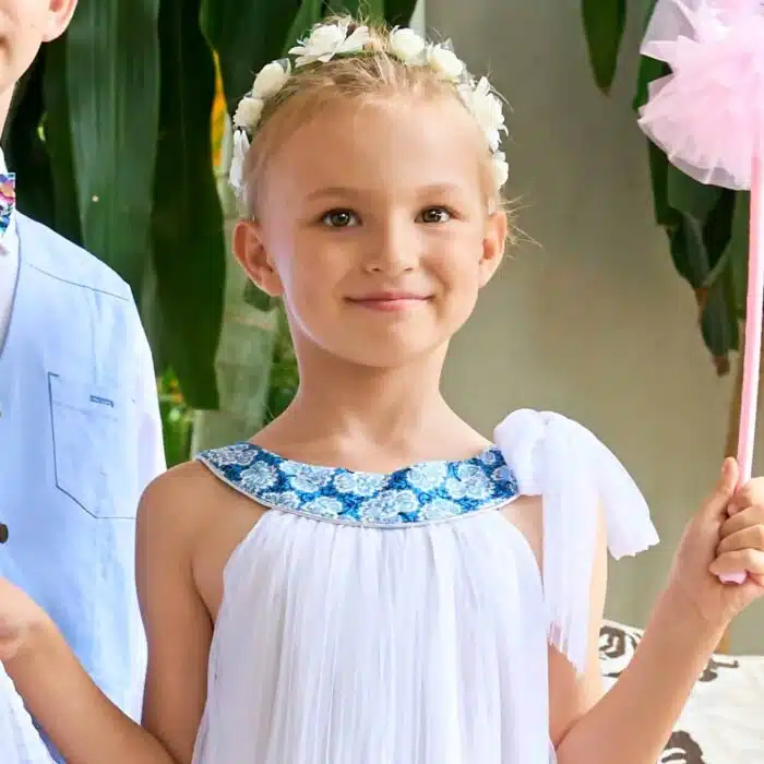 Magnifique robe qui tourne de cérémonie en voile blanc et col arrondi en coton fleuri liberty bleu roi. De forme ample et fluide, elle sied à toutes les morphologies. Pour filles et ados de 2 à 16 ans de la marque de mode pour enfants LA