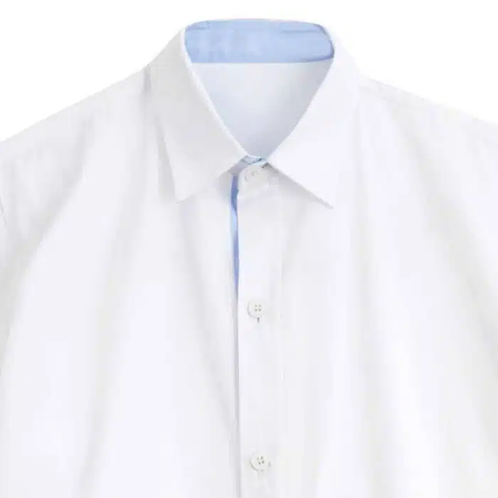 Jolie chemise blanche à manches longues et col pointu pour garçons. Parfaite en tenue de cérémonie pour un mariage ou communion. Chemise blanche pour enfants de 2 à 16 ans de la marque de mode LA FAUTE A VOLTAIRE