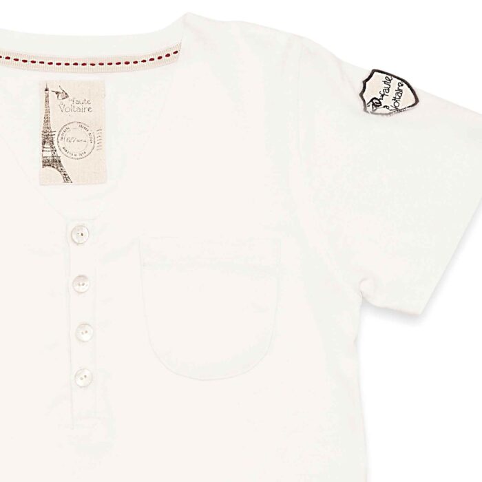 Eté comme hiver, on craque pour cet indispensable t-shirt à col v et manches courtes en coton jersey blanc pour garçons de la marque de mode pour enfants La Faute à Voltaire