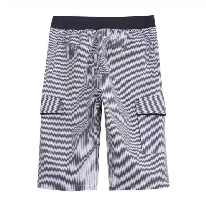 Joli bermuda en jean denim à fines rayures bleu marine et blanc pour garçons, poches cargo, taille élastique avec lien sur le devant. Short long bermuda de la marque de mode vêtements enfants et ado LA FAUTE A VOLTAIRE