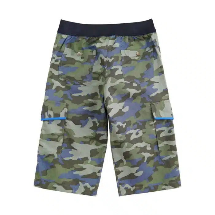 Joli bermuda en lin imprimé camouflage vert kaki et bleu pour garçons, poches cargo bordé de coton couleur bleu roi, taille élastique avec lien sur le devant. Short long bermuda de la marque de mode vêtements enfants et ado LA FAUTE A VOLTAIRE