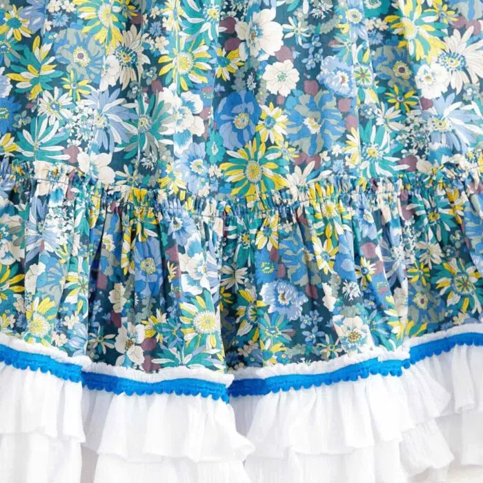 Découvrez cette Magnifique Robe de Cérémonie Longue Bohème Chic Fleurie Liberty Bleu, à col smocks et Volants Blancs qui se Transforme en Jupe Longue pour Jeunes Filles et Fillettes de 2 à 16 ans.