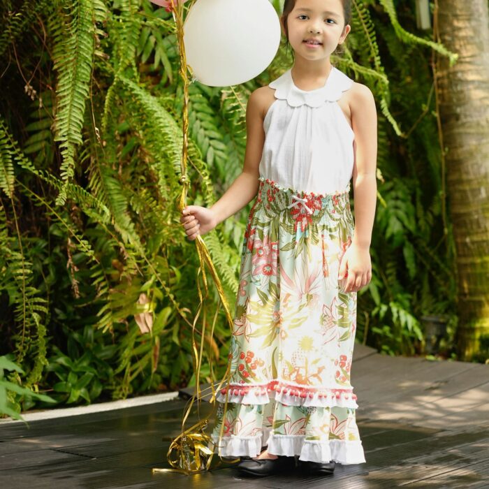 Craquez pour cette Magnifique Robe de Plage qui se Transforme en Jupe de Plage Longue à Volants et Pompons Orange. Coupée dans un Doux Coton Jersey Couleur Vert d'eau à Fleurs Hawaï Orange, ce Modèle de Robe d'Été se porte à la Plage ou la Ville Disponible pour toutes les Filles et Fillettes de 2 à 16 ans de la Marque de Mode pour Enfants La Faute à Voltaire.