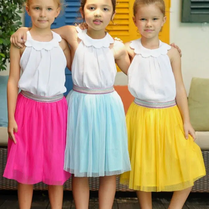Offrez cette Lumineuse Jupe d'Été en Voile Jaune pour Fille à la Taille Élastique à Paillettes Roses, Jaune, Bleu, Argent de la Marque de Mode Enfantine Française La Faute à Voltaire.