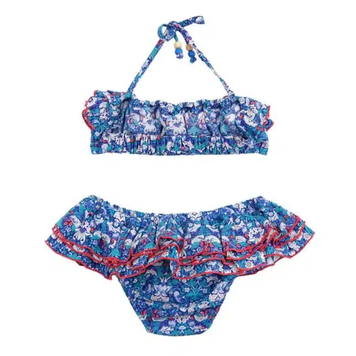 Maillot de bain deux pièces à volants en coton imprimé japonisant de poissons Khoi bleu marine, blanc et rouge. Haut du maillot forme bandeau à volant avec élastique dans le dos et bas du maillot coupe taille basse à volants. Maillot de bain deux pièces pour filles, fillettes et ados de la marque de mode pour enfant LA FAUTE A VOLTAIRE