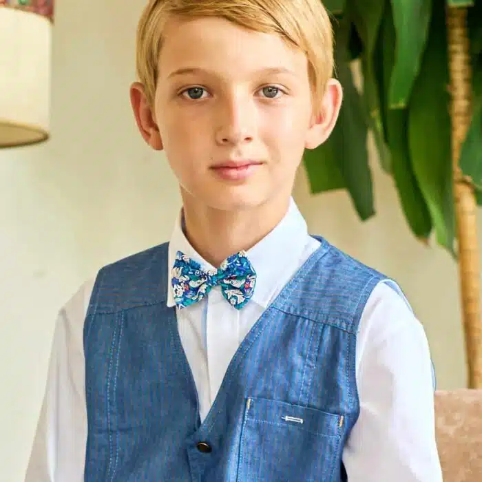 Joli noeud papillon en coton fleuri bleu et rouge pour garçons et ados de 2 à 16 ans de la marque de mode vêtements pour enfants LA FAUTE A VOLTAIRE