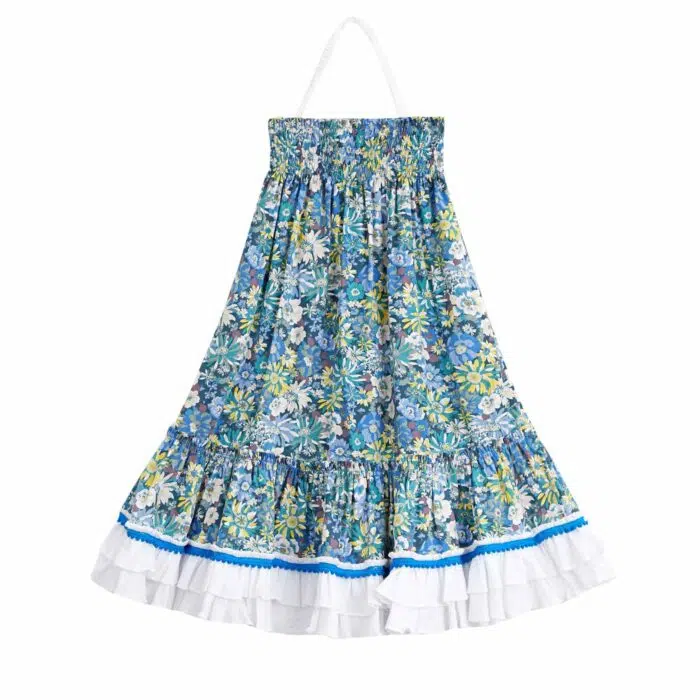 Découvrez cette Magnifique Robe de Cérémonie Longue Bohème Chic Fleurie Liberty Bleu, à col smocks et Volants Blancs qui se Transforme en Jupe Longue pour Jeunes Filles et Fillettes de 2 à 16 ans.