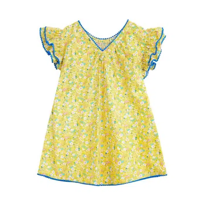 Jolie robe fleurie liberty jaune à petites fleurs rose, bleu turquoise, vert pâle, avec une double rangée de volants aux manches style papillon, col V dans la nuque, pompons bleu roi autour du col, des manches et. bas de la robe. Robe été pour filles, fillettes et ados de la marque de mode La Faute à Voltaire