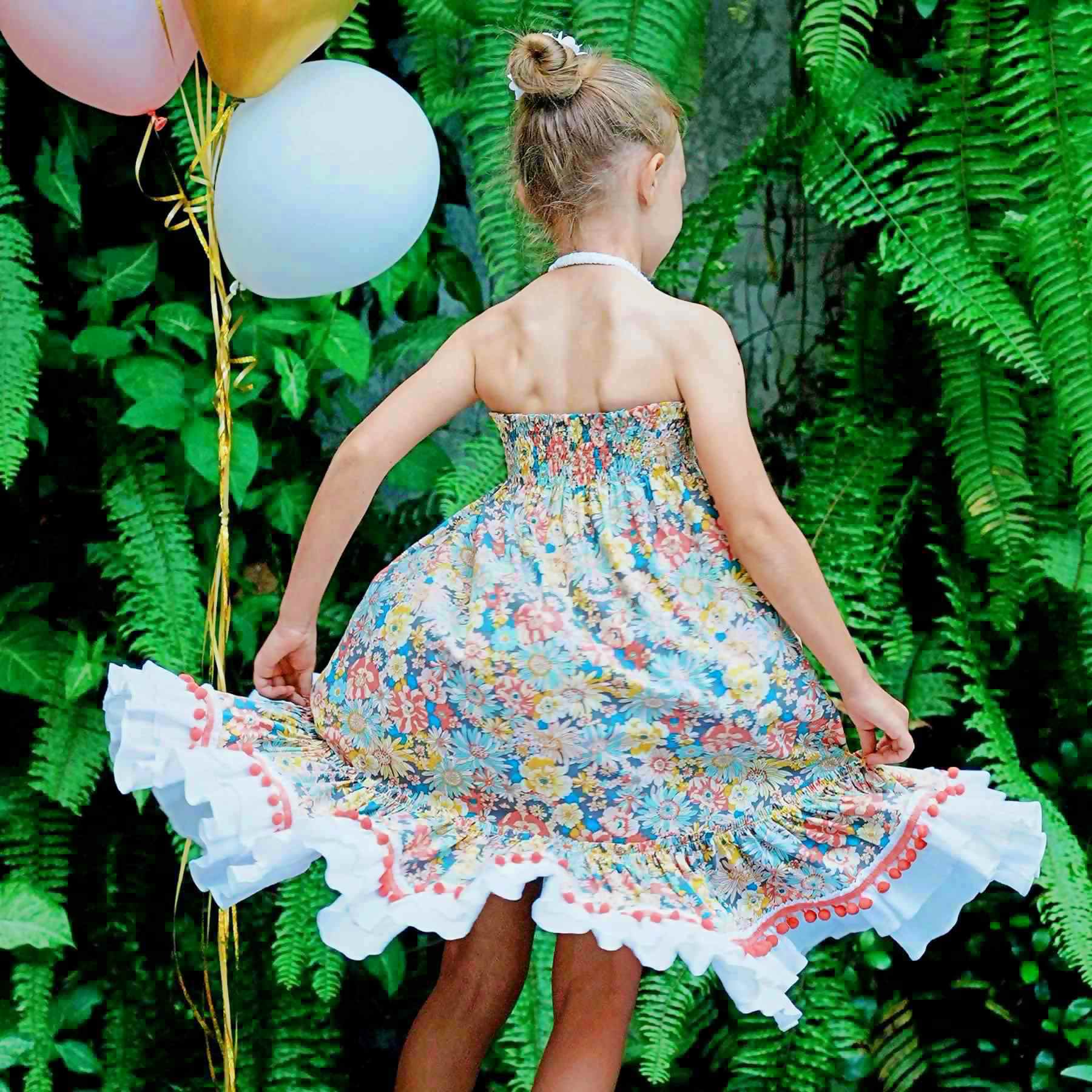 Découvrez cette Magnifique Robe Longue Bohème Chic Fleurie Liberty Orange, Jaune, Vert Pastel, à col smocks et Volants Blancs qui se Transforme en Jupe Longue pour Jeunes Filles et Fillettes de 2 à 16 ans. Deux-en-un, cette Jupe Longue à la Ceinture à Smocks élastique se Transforme en Un Clin d'Oeil en Robe Asymétrique Coupe Midi. Un Lien Elastique Tour du Cou se Camoufle sous la Robe lorsqu'elle est portée en Jupe. Jupe Longue Esméralda de la Marque de Mode pour Enfants La Faute à Voltaire.