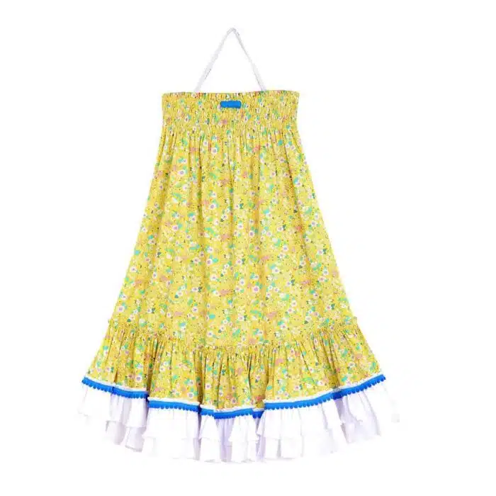 Jolie robe longue deux en un pour filles, ados et femmes à col smocks qui se transforme en jupe longue, volants blanc en bas de la robe bordés de petits pompons bleu roi de la marque de mode vêtements pour enfants LA FAUTE A VOLTAIRE
