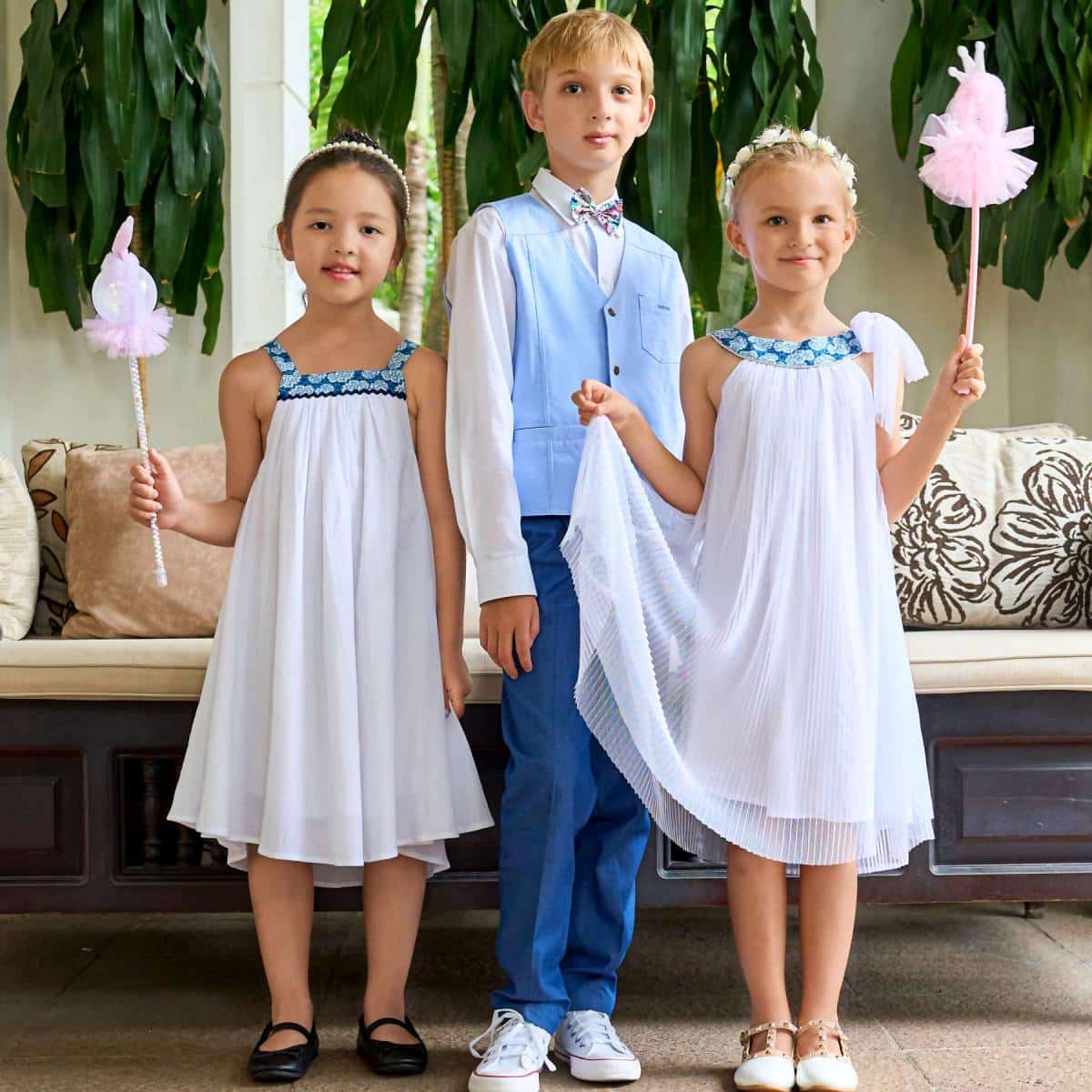 Tenue de cérémonie pour enfants avec robes cérémonie et costume pour garçons avec pantalon à pince, chemise blanche gilet et noeud papillon