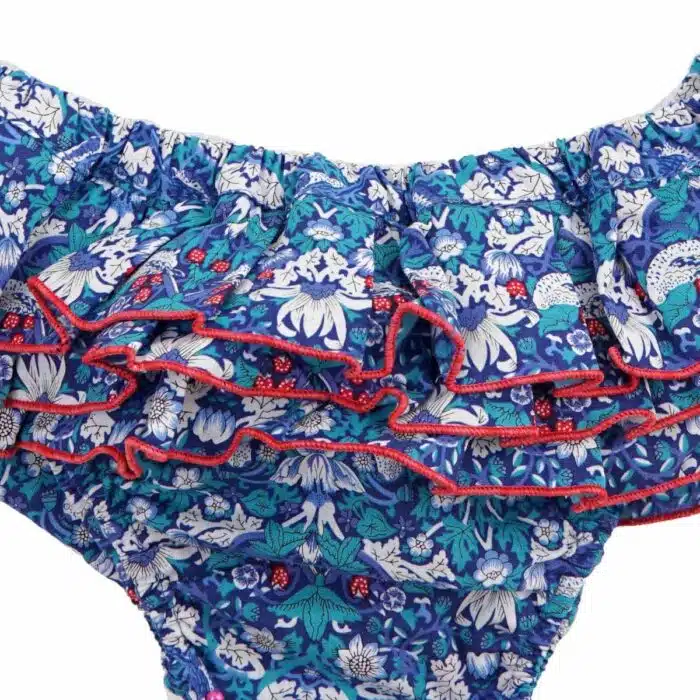 Maillot de bain deux pièces à volants en coton imprimé japonisant de poissons Khoi bleu marine, blanc et rouge. Haut du maillot forme bandeau à volant avec élastique dans le dos et bas du maillot coupe taille basse à volants. Maillot de bain deux pièces pour filles, fillettes et ados de la marque de mode pour enfant LA FAUTE A VOLTAIRE
