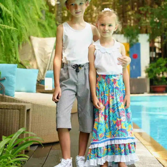 Joli bermuda en jean denim à fines rayures bleu marine et blanc pour garçons, poches cargo, taille élastique avec lien sur le devant. Short long bermuda de la marque de mode vêtements enfants et ado LA FAUTE A VOLTAIRE