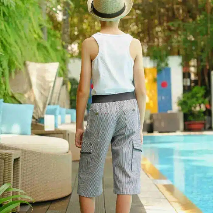 Joli bermuda en jean denim à fines rayures bleu marine et blanc pour garçons, poches cargo, taille élastique avec lien sur le devant. Short long bermuda de la marque de mode vêtements enfants et ado LA FAUTE A VOLTAIRE