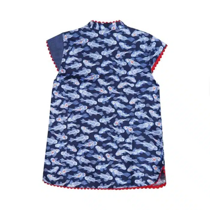 Blouse chinoise en coton imprimé poissons Khoi bleu marine, bleu clair et rouge. Les manches courtes coupées en biais, le col Mao et le bord de la blouse bordée de biais rouge. Blouse asiatique pour filles, fillettes et ados de la marque de mode pour enfants LA FAUTE A VOLTAIRE