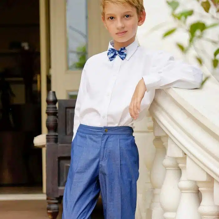 Jolie chemise blanche à manches longues et col pointu pour garçons. Parfaite en tenue de cérémonie pour un mariage ou communion. Chemise blanche pour enfants de 2 à 16 ans de la marque de mode LA FAUTE A VOLTAIRE
