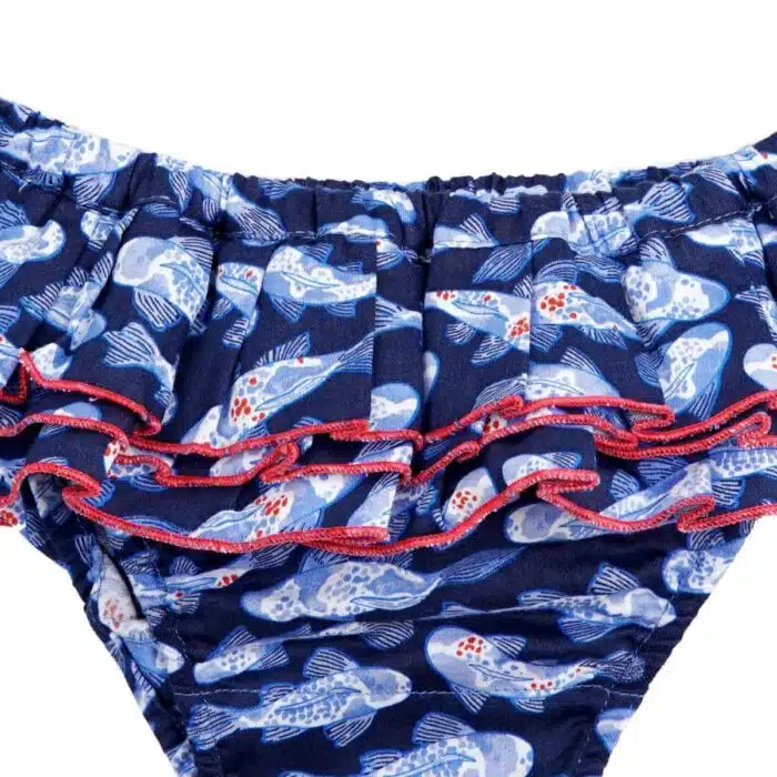 Maillot de bain deux pièces à volants en coton imprimé japonisant de poissons Khoi bleu marine, blanc et rouge. Haut du maillot forme bandeau à volant avec élastique dans le dos et bas du maillot coupe taille basse à volants. Maillot de bain deux pièces pour filles, fillettes et ados de la marque de mode pour enfant LA FAUTE A VOLTAIRE