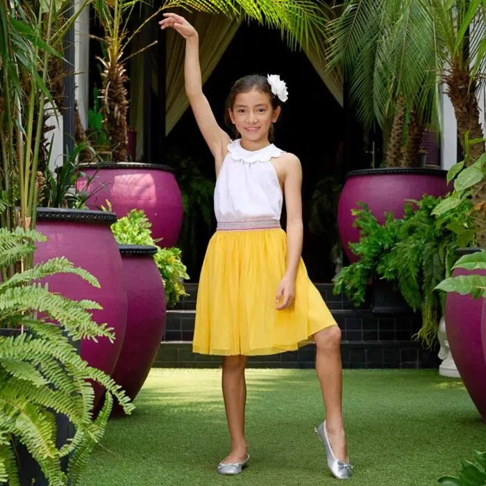 Offrez cette Lumineuse Jupe d'Été en Voile Jaune pour Fille à la Taille Élastique à Paillettes Roses, Jaune, Bleu, Argent de la Marque de Mode Enfantine Française La Faute à Voltaire.