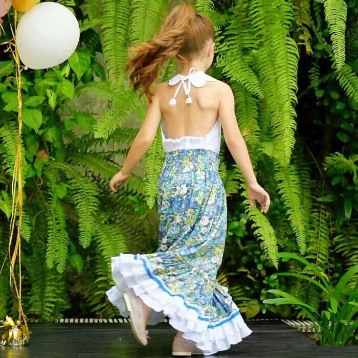 Découvrez cette Magnifique Robe de Cérémonie Longue Bohème Chic Fleurie Liberty Bleu, à col smocks et Volants Blancs qui se Transforme en Jupe Longue pour Jeunes Filles et Fillettes de 2 à 16 ans.