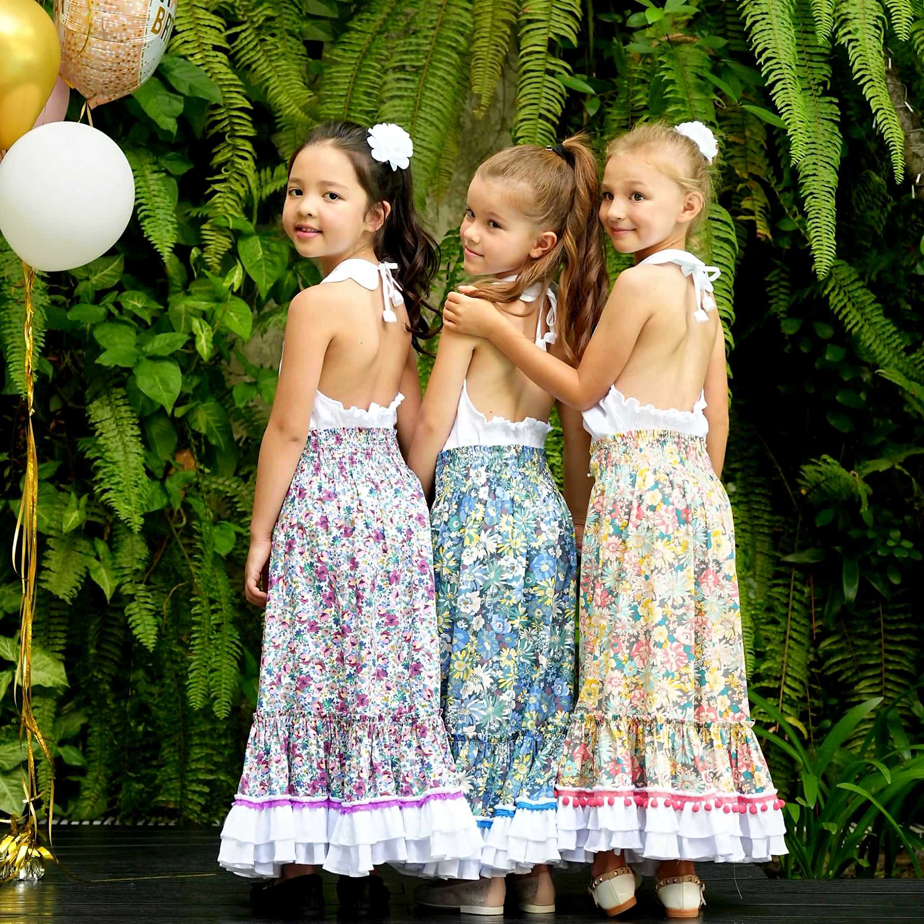 Découvrez ces Magnifiques Jupes d'Été Fleuries Bohèmes Chic qui se transforme en Robe Mi-Longue et Col Smocks. Robe Deux-en-Un de la Marque de Mode pour Enfants Française La Faute à Voltaire.