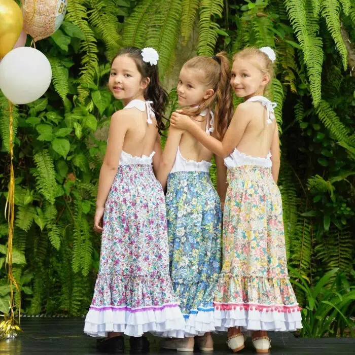 Robe longueur midi qui se transforme en jupe longue bohème à volants en coton fleurs liberty bleu et violettes, col smocks extensible. Modèle ESMÉRALDA de la marque de mode pourr enfants LA FAUTE A VOLTAIRE