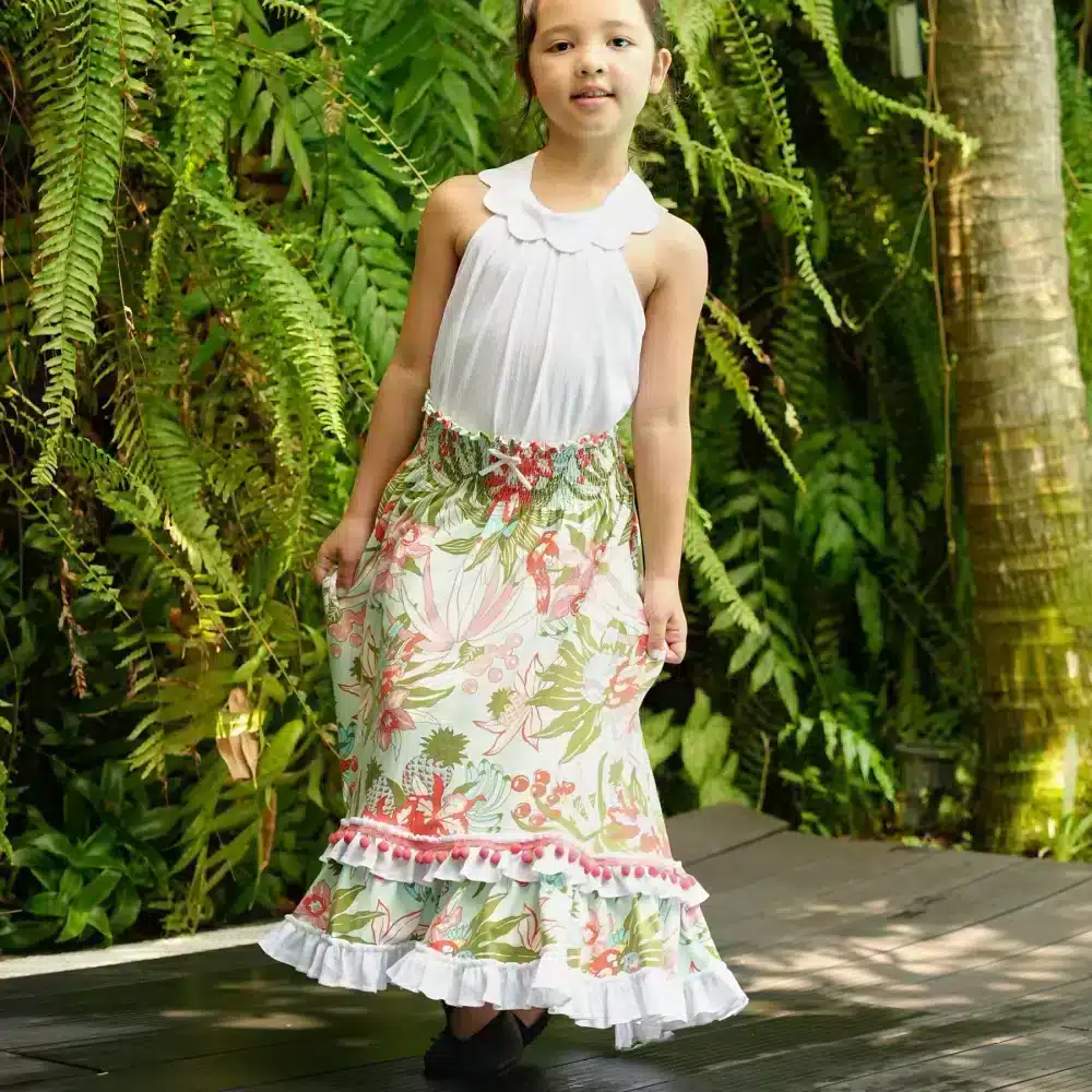 Robe longue de plage deux en un pour fille à fleurs hawaii couleur verte eau et orange, col smocks, qui se porte en jupe longue de la marque de mode pour enfant LA FAUTE A VOLTAIRE