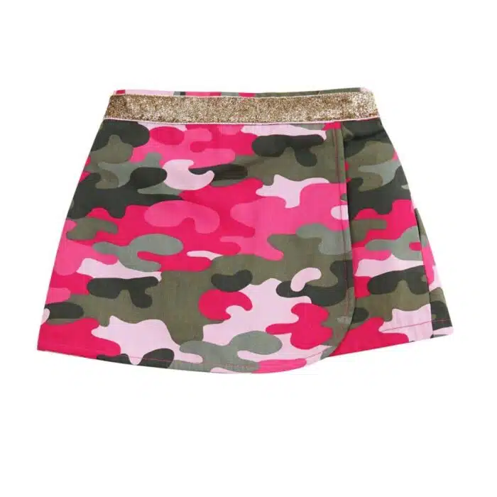 Jolie jupe portefeuille à l'imprimé camouflage rose et kaki qui cache un short. Très tendance et féminine avec sa ceinture intégrée à paillettes dorées. Taille ajustable avec élastique intérieur. Jupe short pour filles, fillettes et ados de 2 à16 ans de la marque de mode pour enfants LA FAUTE A VOLTAIRE