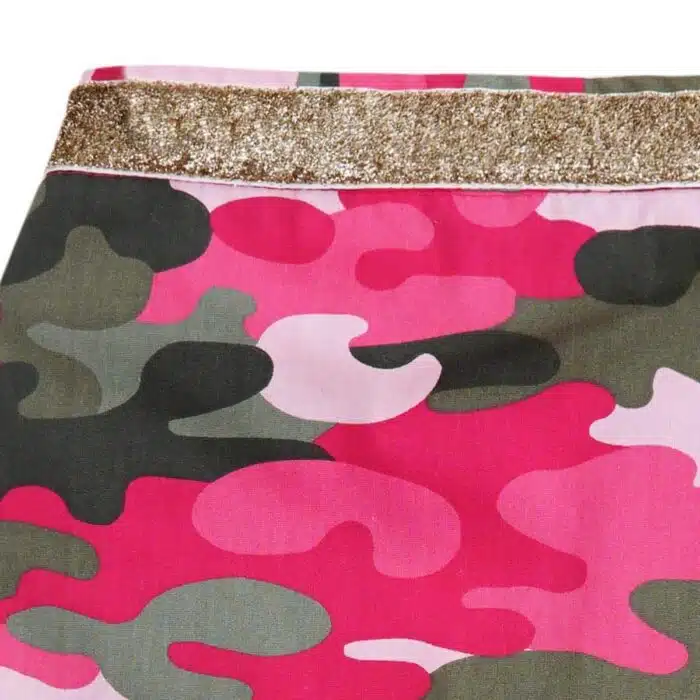 Jolie jupe portefeuille à l'imprimé camouflage rose et kaki qui cache un short. Très tendance et féminine avec sa ceinture intégrée à paillettes dorées. Taille ajustable avec élastique intérieur. Jupe short pour filles, fillettes et ados de 2 à16 ans de la marque de mode pour enfants LA FAUTE A VOLTAIRE
