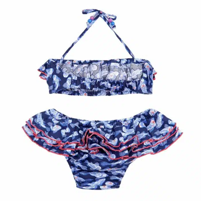 Maillot de bain deux pièces à volants en coton imprimé japonisant de poissons Khoi bleu marine, blanc et rouge. Haut du maillot forme bandeau à volant avec élastique dans le dos et bas du maillot coupe taille basse à volants. Maillot de bain deux pièces pour filles, fillettes et ados de la marque de mode pour enfant LA FAUTE A VOLTAIRE