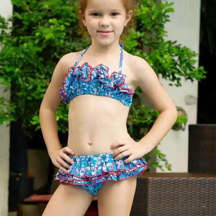 Maillot de bain deux pièces à volants en coton imprimé japonisant de poissons Khoi bleu marine, blanc et rouge. Haut du maillot forme bandeau à volant avec élastique dans le dos et bas du maillot coupe taille basse à volants. Maillot de bain deux pièces pour filles, fillettes et ados de la marque de mode pour enfant LA FAUTE A VOLTAIRE