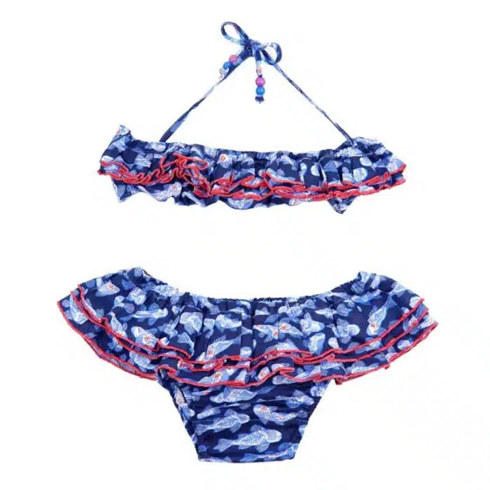 Maillot de bain deux pièces à volants en coton imprimé japonisant de poissons Khoi bleu marine, blanc et rouge. Haut du maillot forme bandeau à volant avec élastique dans le dos et bas du maillot coupe taille basse à volants. Maillot de bain deux pièces pour filles, fillettes et ados de la marque de mode pour enfant LA FAUTE A VOLTAIRE