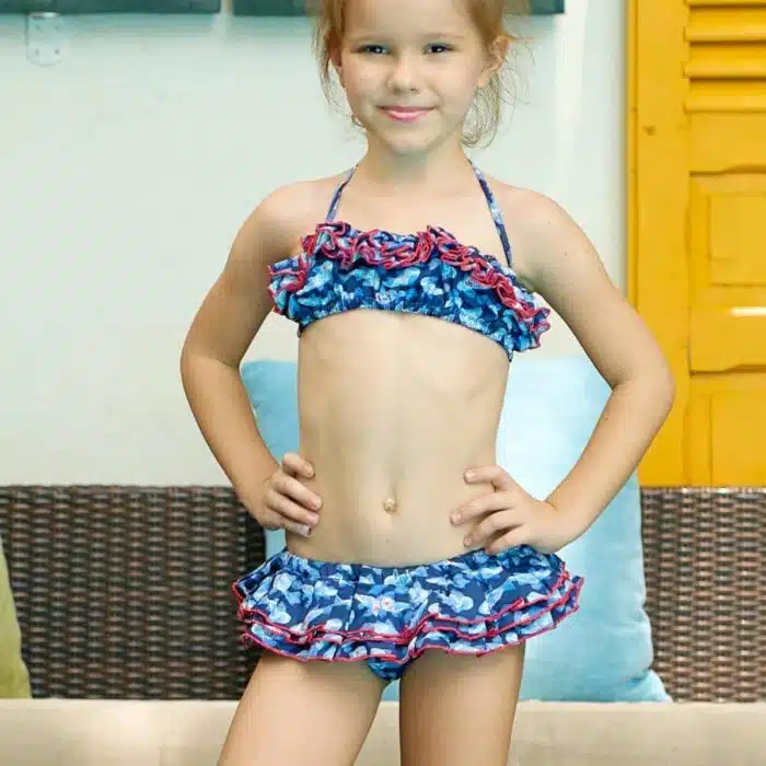 Maillot de bain deux pièces à volants en coton imprimé japonisant de poissons Khoi bleu marine, blanc et rouge. Haut du maillot forme bandeau à volant avec élastique dans le dos et bas du maillot coupe taille basse à volants. Maillot de bain deux pièces pour filles, fillettes et ados de la marque de mode pour enfant LA FAUTE A VOLTAIRE