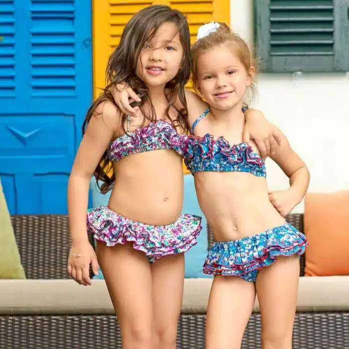 Maillot de bain deux pièces à volants en coton imprimé japonisant de poissons Khoi bleu marine, blanc et rouge. Haut du maillot forme bandeau à volant avec élastique dans le dos et bas du maillot coupe taille basse à volants. Maillot de bain deux pièces pour filles, fillettes et ados de la marque de mode pour enfant LA FAUTE A VOLTAIRE