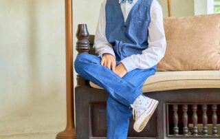 Un élégant Pantalon à pinces de costume tenue de mariage pour garçon en coton bleu marine de la marque de mode créateur pour enfants LA FAUTE A VOLTAIRE