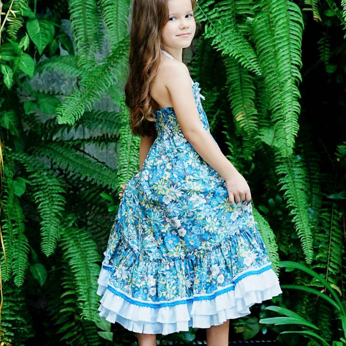 Robe de cérémonie ample et longue fleurie bleu avec col smocks, volants idéal pour mariage champêtre, la ville ou la plage. Robe pour filles, fillettes et ados de la marque de mode pour enfants LA FAUTE A VOLTAIRE